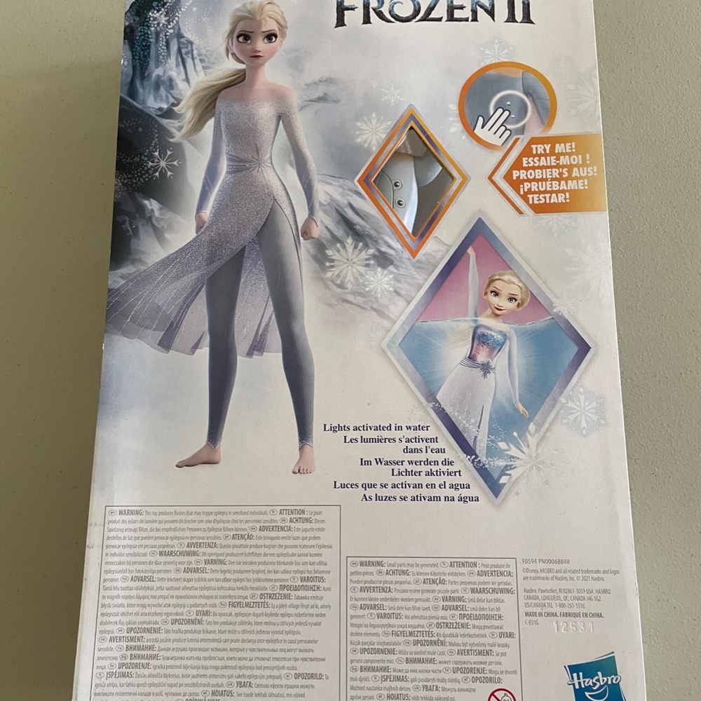 NIB Disney Frozen II Splash and Sparkle Elsa NIB - Picture 2 of 2